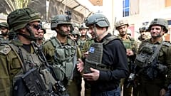 Israels Ministerpräsident Netanjahu bei einem Truppenbesuch im Norden des Gazastreifens.