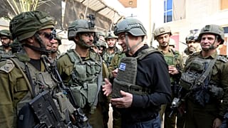 Israels Ministerpräsident Netanjahu bei einem Truppenbesuch im Norden des Gazastreifens.