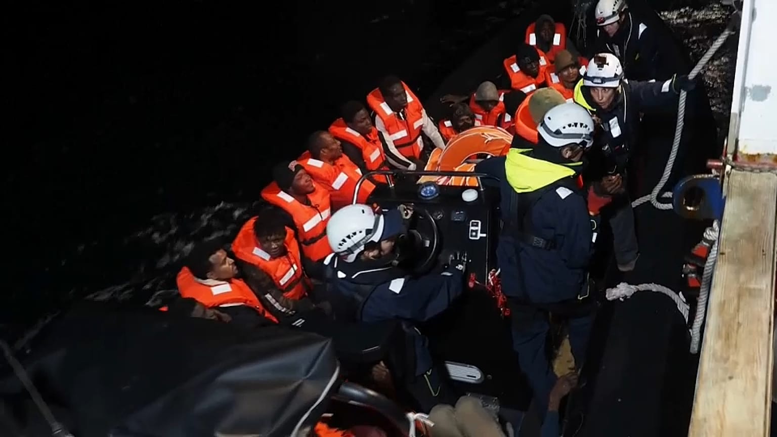 Rescate de migrantes en el Mediterráneo por la ONG See Watch