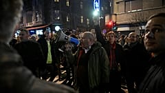 Srdjan Milivojevic, um dos líderes da coligação Sérvia Contra a Violência, a dirigir-se aos manifestantes durante um protesto em Belgrado na segunda-feira à noite