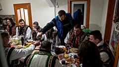 Hombres vestidos en atuendos tradicionales hutsuls festejan durante una celebración navideña en el pueblo de Kryvorivnia, en Ucrania