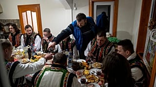 Hombres vestidos en atuendos tradicionales hutsuls festejan durante una celebración navideña en el pueblo de Kryvorivnia, en Ucrania