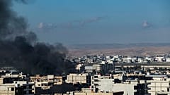 El humo se eleva en Qamishli, en el noreste de Siria, cerca de la frontera turca, el 25 de diciembre de 2023, en medio de ataques militares turcos en la zona.