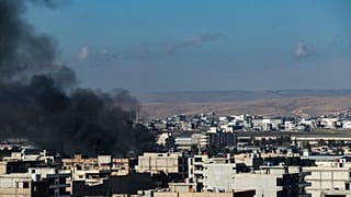 El humo se eleva en Qamishli, en el noreste de Siria, cerca de la frontera turca, el 25 de diciembre de 2023, en medio de ataques militares turcos en la zona.