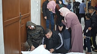 فلسطينيون ينعون أقاربهم الذين قتلوا في القصف الإسرائيلي لقطاع غزة في خان يونس، الثلاثاء، 26 ديسمبر، 2023