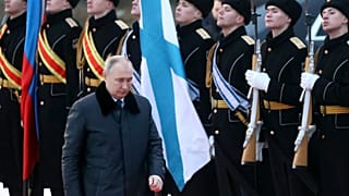 Во вторник утром украинские ВВС заявили, что уничтожили российский военный корабль "Новочеркасск" в Чёрном море.