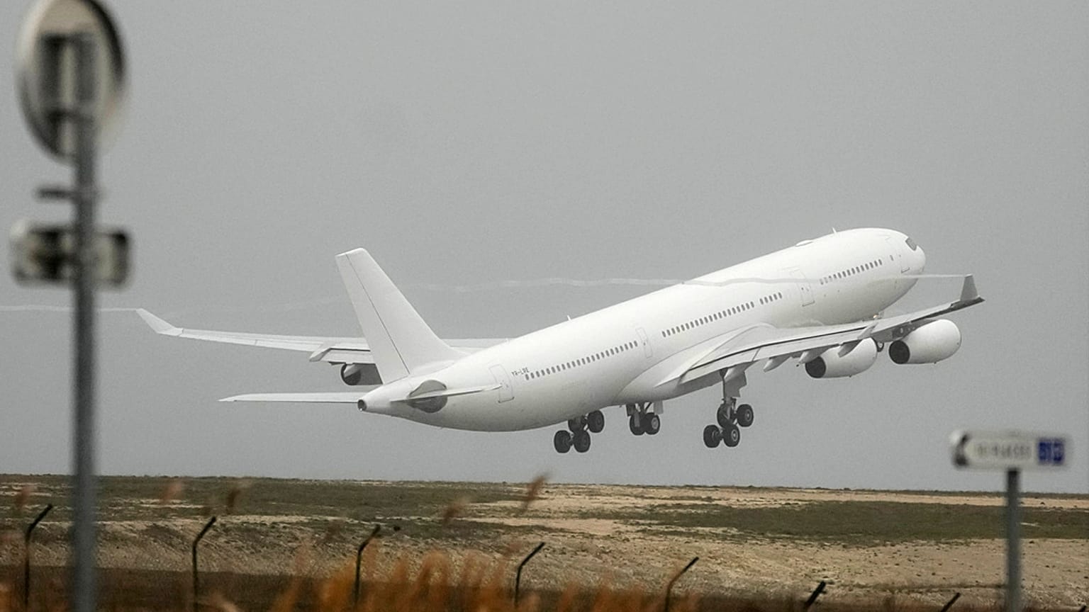 El avión detenido por la policía en el aeropuerto de Vatry despega el lunes 25 de diciembre de 2023 en Vatry, este de Francia.
