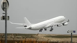 El avión detenido por la policía en el aeropuerto de Vatry despega el lunes 25 de diciembre de 2023 en Vatry, este de Francia.