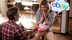 Εικόνα Canva που δείχνει ένα κορίτσι να λαμβάνει ένα δώρο.