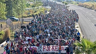 Cerca de 8000 migrantes se dirigen en una nueva caravana hacia la fromtera de EEUU