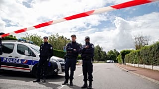 A francia rendőrség lezárta a gyilkosságok helyszínének környékét 2023.12.25-én.  