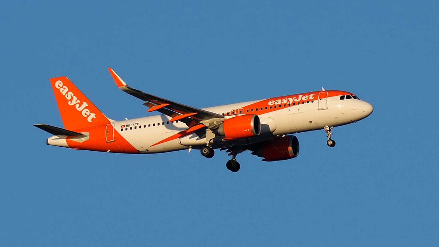 Ένα Airbus A320 της easyJet προσεγγίζει για προσγείωση στη Λισαβόνα την ανατολή του ήλιου, Τρίτη 7 Φεβρουαρίου 2023.