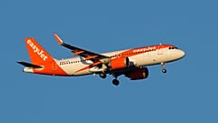 Ένα Airbus A320 της easyJet προσεγγίζει για προσγείωση στη Λισαβόνα την ανατολή του ήλιου, Τρίτη 7 Φεβρουαρίου 2023.