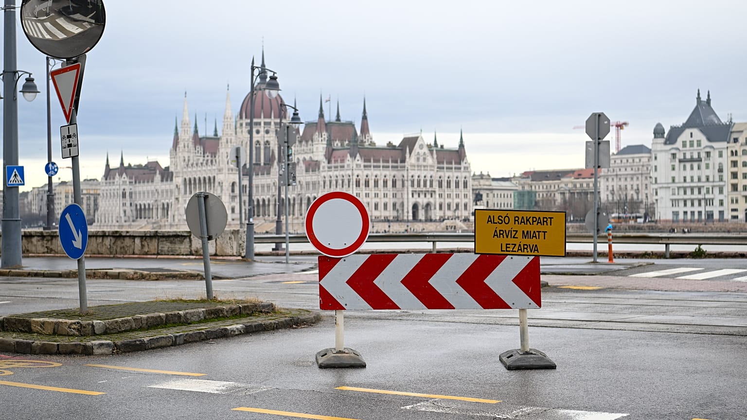 Az alsó rakpart lezárására figyelmeztető KRESZ-táblák az I. kerületi Halász utcánál 2023. december 25-én