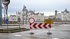 Az alsó rakpart lezárására figyelmeztető KRESZ-táblák az I. kerületi Halász utcánál 2023. december 25-én