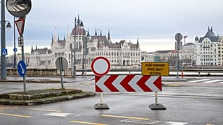 Az alsó rakpart lezárására figyelmeztető KRESZ-táblák az I. kerületi Halász utcánál 2023. december 25-én