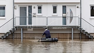 Les inondations forcent les Allemands à quitter leurs maisons à Noël.