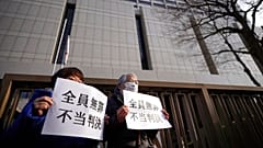 Tokyo Yüksek Mahkemesi önünde protesto gösterisi düzenleyen Fukuşima mağdurları 
