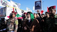 Miliziani sciiti iracheni portano la bara di un membro delle Brigate Hezbollah ucciso in un attacco aereo statunitense in Iraq