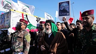 Miliziani sciiti iracheni portano la bara di un membro delle Brigate Hezbollah ucciso in un attacco aereo statunitense in Iraq