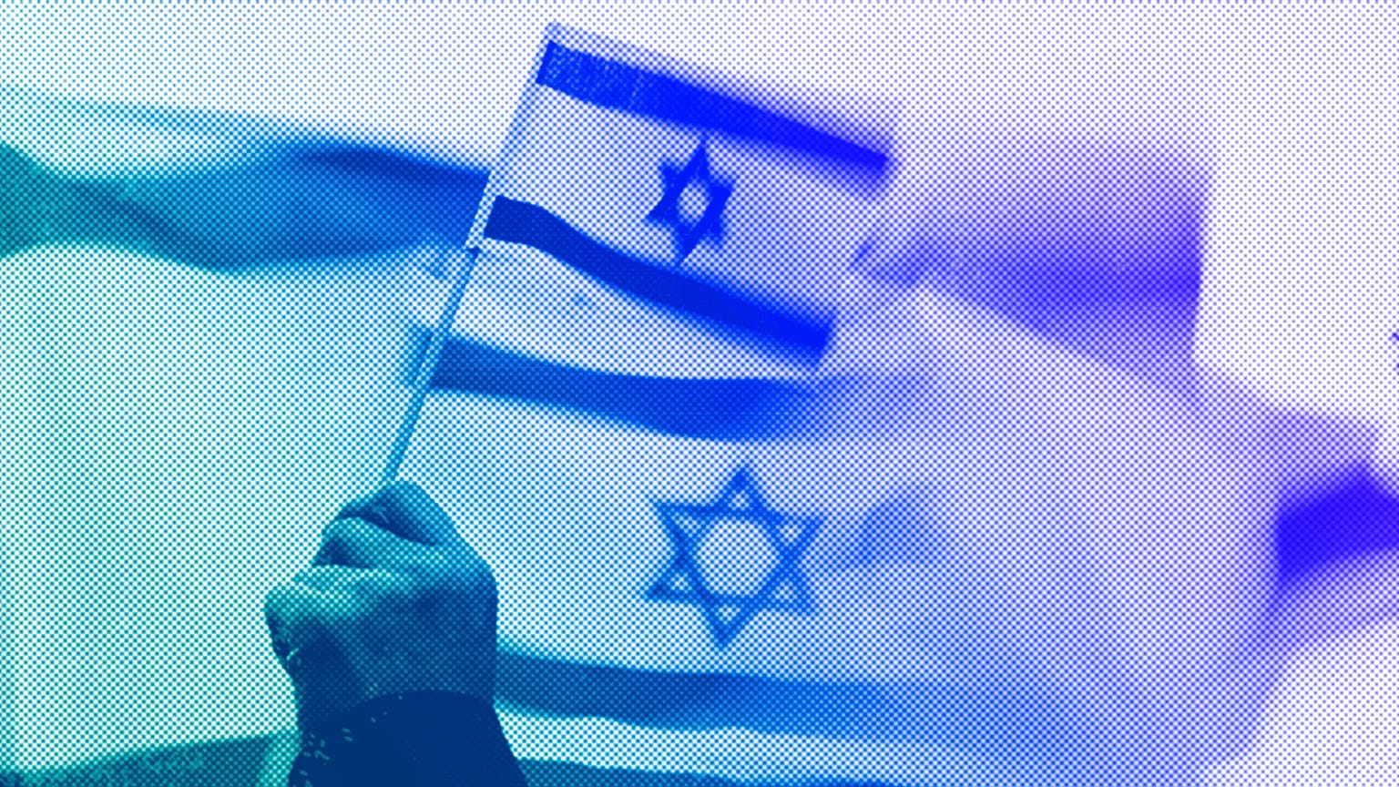 Un manifestant brandit le drapeau d'Israël lors d'un rassemblement à Bellevue, WA, octobre 2023.
