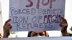Pakistan'ın başkenti İslamabad'da Afgan göçmenlerin zorla sınır dışı edilmesine karşı gösteri eylem yapan bir kadın