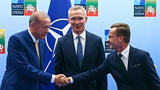 دیدار اردوغان (چپ) با نخست‌وزیر سوئد (راست) در کنار دبیرکل ناتو (وسط) پیش از اجلاس ناتو در ماه ژوئیه ۲۰۲۳