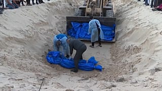 دفن عشرات جثامين الضحايا الفلسطينيين في مقبرة جماعية في رفح جنوب قطاع غزة. 2023/12/26