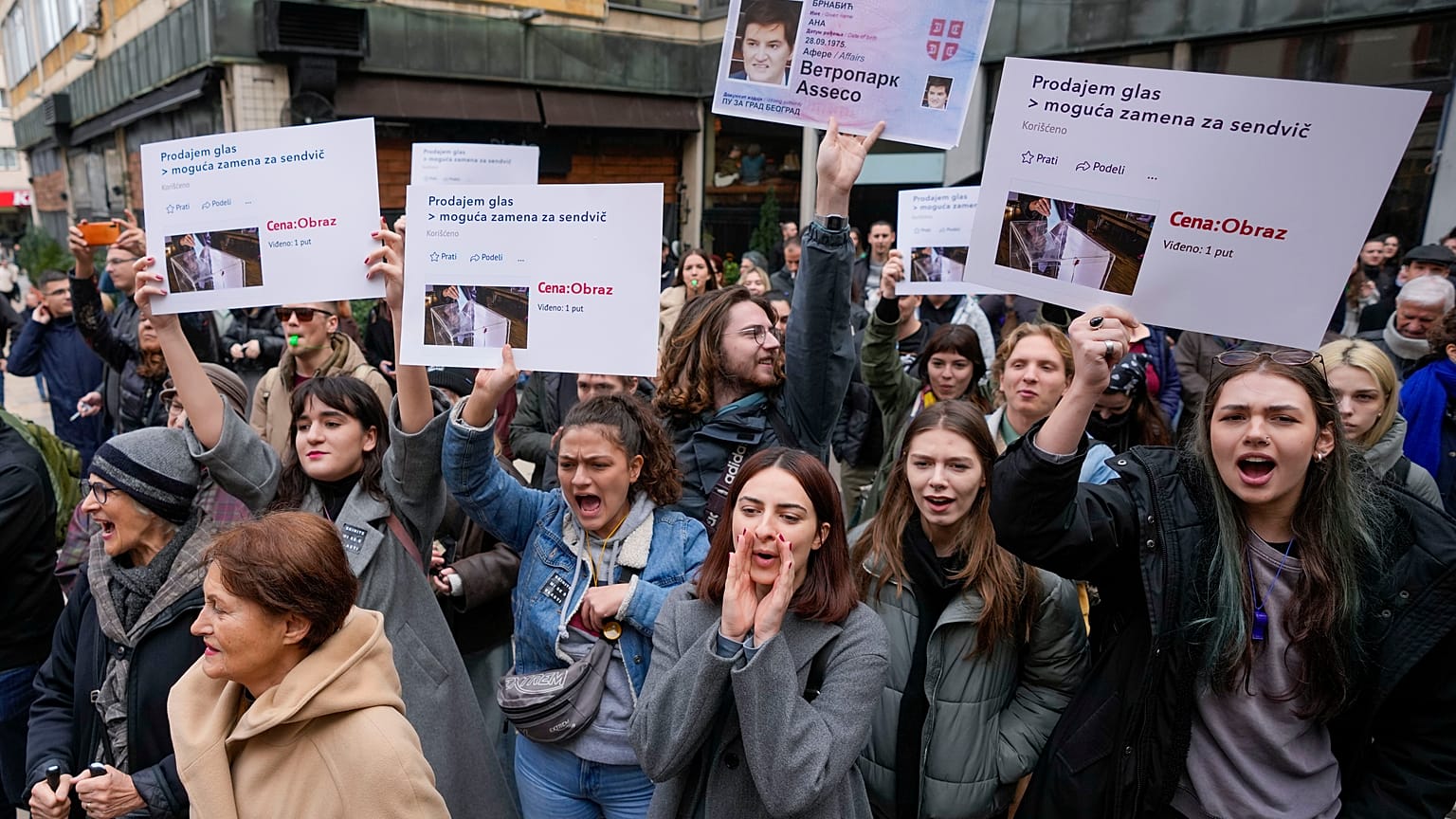 Studenti in piazza a Belgrado