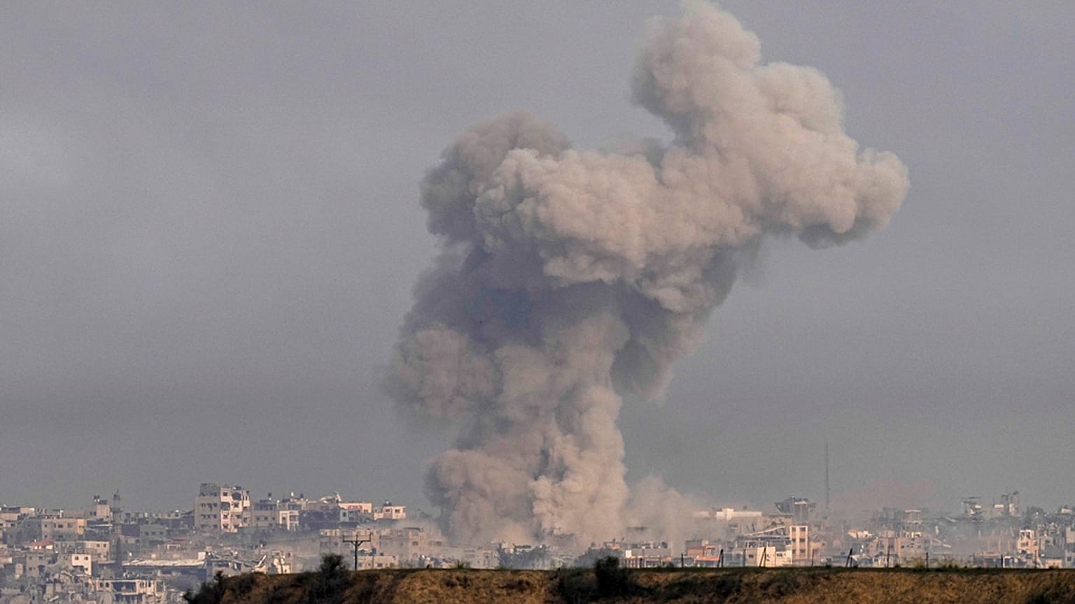 Die Israelische Armee hat ihren Bodeneinsatz gegen die islamistische Hamas im mittleren und südlichen Gazastreifen ausgeweitet. Drei Flüchtlingslager wurden getroffen.