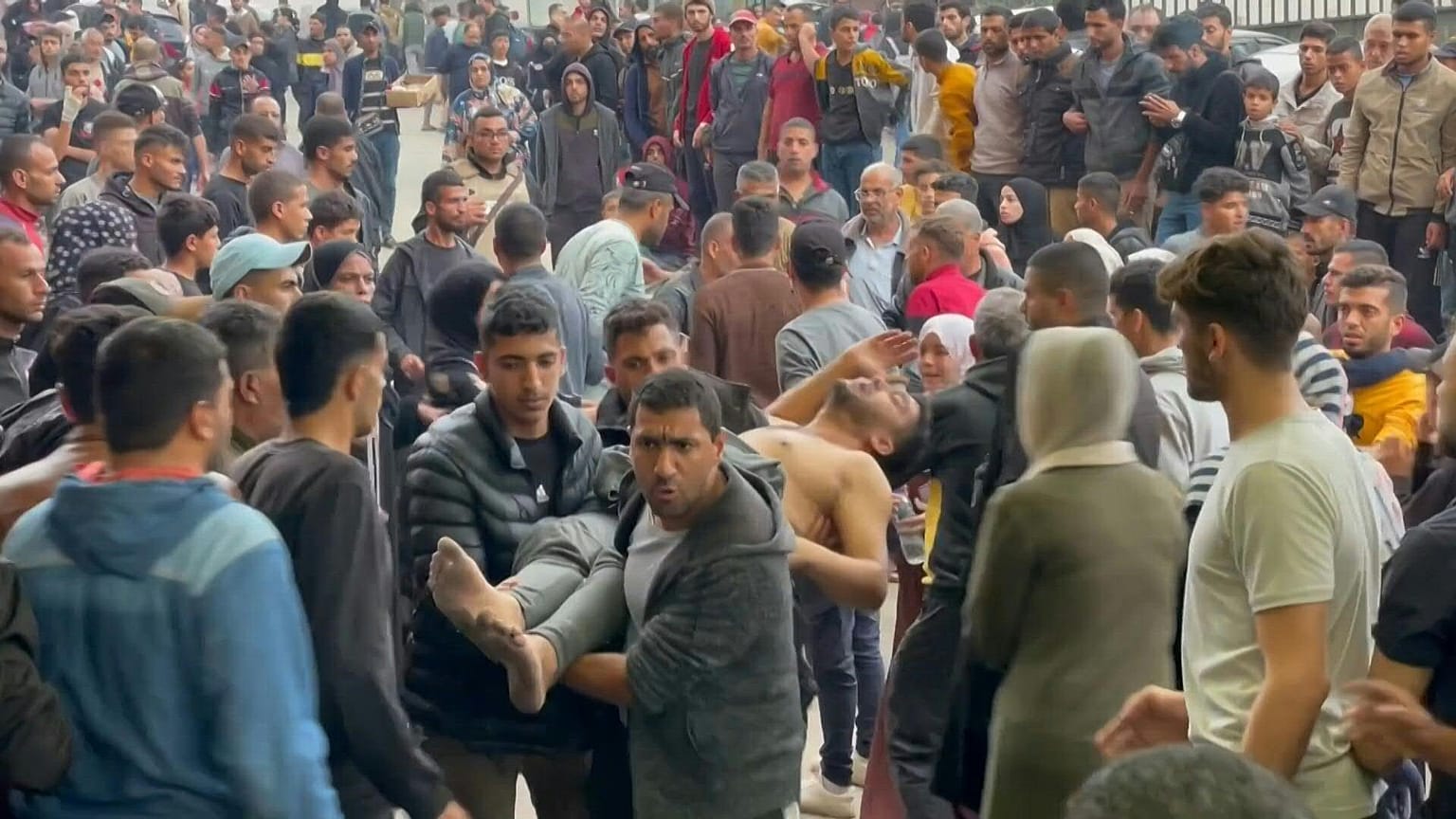 وصول جرحى فلسطينيين إلى مستشفى ناصر في خان يونس، جنوب قطاع غزة، مع استمرار القتال- ديسمبر 2023