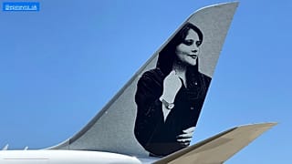 صورة مهسا أميني على ذيل الطائرة