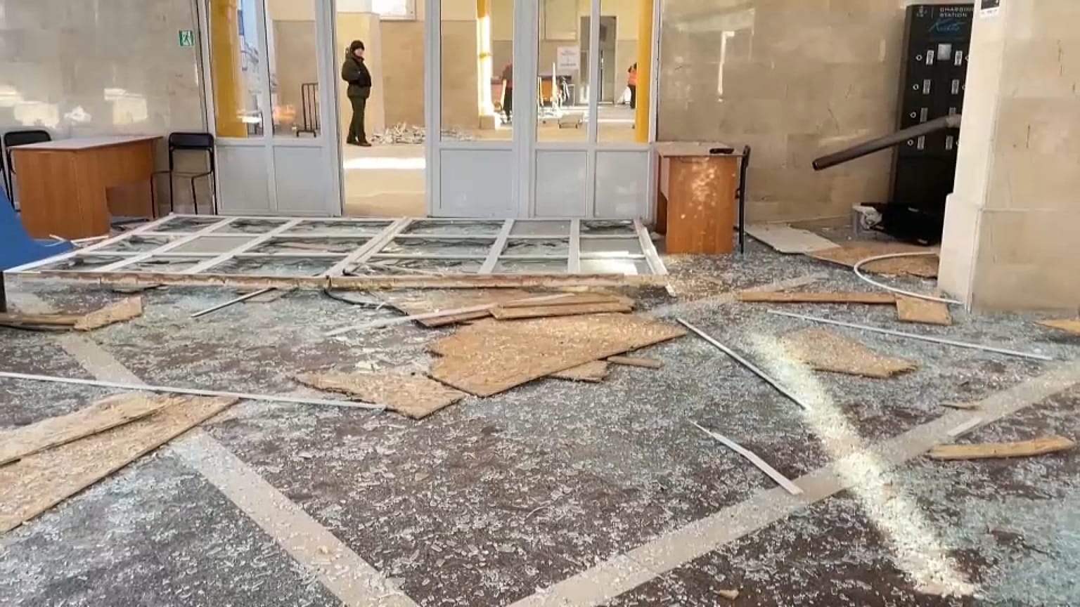 Aufnahme aus dem Inneren des angegriffenen Bahnhofs. 