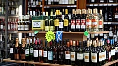 Ράφια με αλκοολούχα ποτά εκτίθενται προς πώληση σε κατάστημα του Εδιμβούργου.