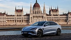 Un modèle BYD SEAL photographié avec le parlement hongrois en arrière-plan. 