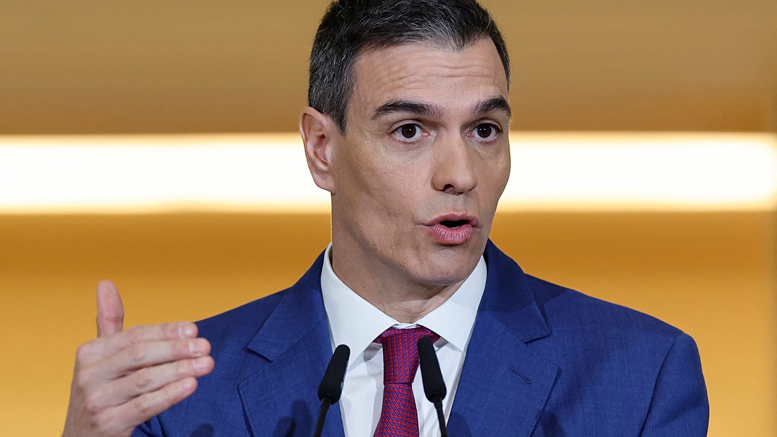 El presidente del Gobierno español, Pedro Sánchez, da una conferencia de prensa en el Palacio de La Moncloa en Madrid el 27 de diciembre de 2023.