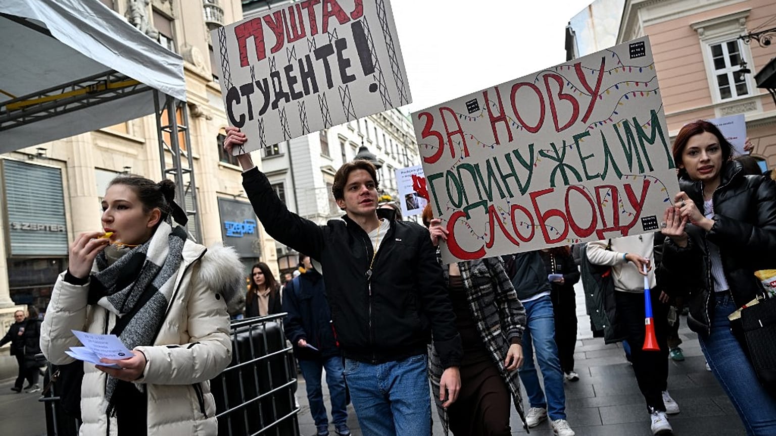 Les manifestants se sont rassemblés devant l’Université de philosophie de Belgrade pour demander une révision des listes électorales. 