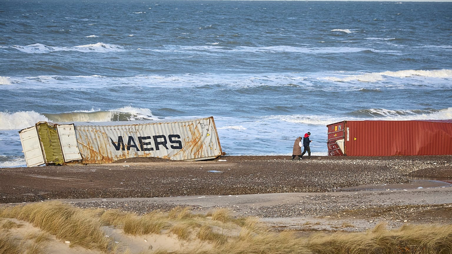 Au Danemark, les médias affirment qu’au moins quatre conteneurs se sont échoués sur le rivage et qu’il en reste peut-être 42 en mer du Nord.