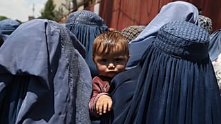 نساء أفغانيات ينتظرن الحصول على طعام مجاني في كابول، أفغانستان.