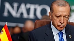 الرئيس التركي رجب طيب أردوغان ينتظر بدء اجتماع المائدة المستديرة لمجلس شمال الأطلسي خلال قمة الناتو في فيلنيوس