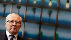 El ex presidente de la Comisión Europea, Jacques Delors, espera el inicio de una reunión en la sede de la UE en Bruselas, el martes 7 de febrero de 2012.