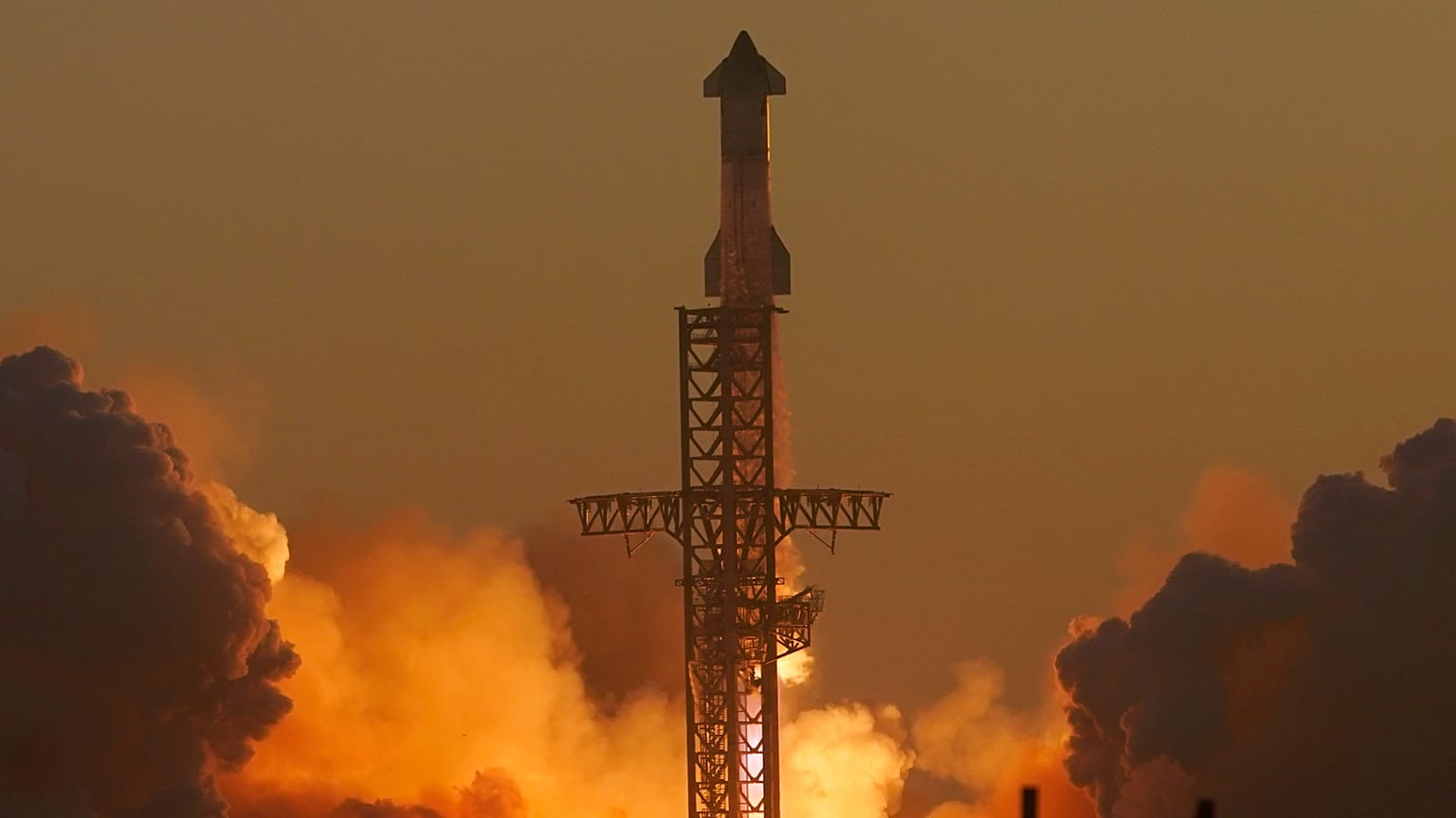 Ο μεγάλος πύραυλος Starship της SpaceX εκτοξεύεται για δοκιμαστική πτήση από τη βάση Starbase στην Boca Chica του Τέξας, το Σάββατο 18 Νοεμβρίου 2023\. (AP Photo/Eric Gay)