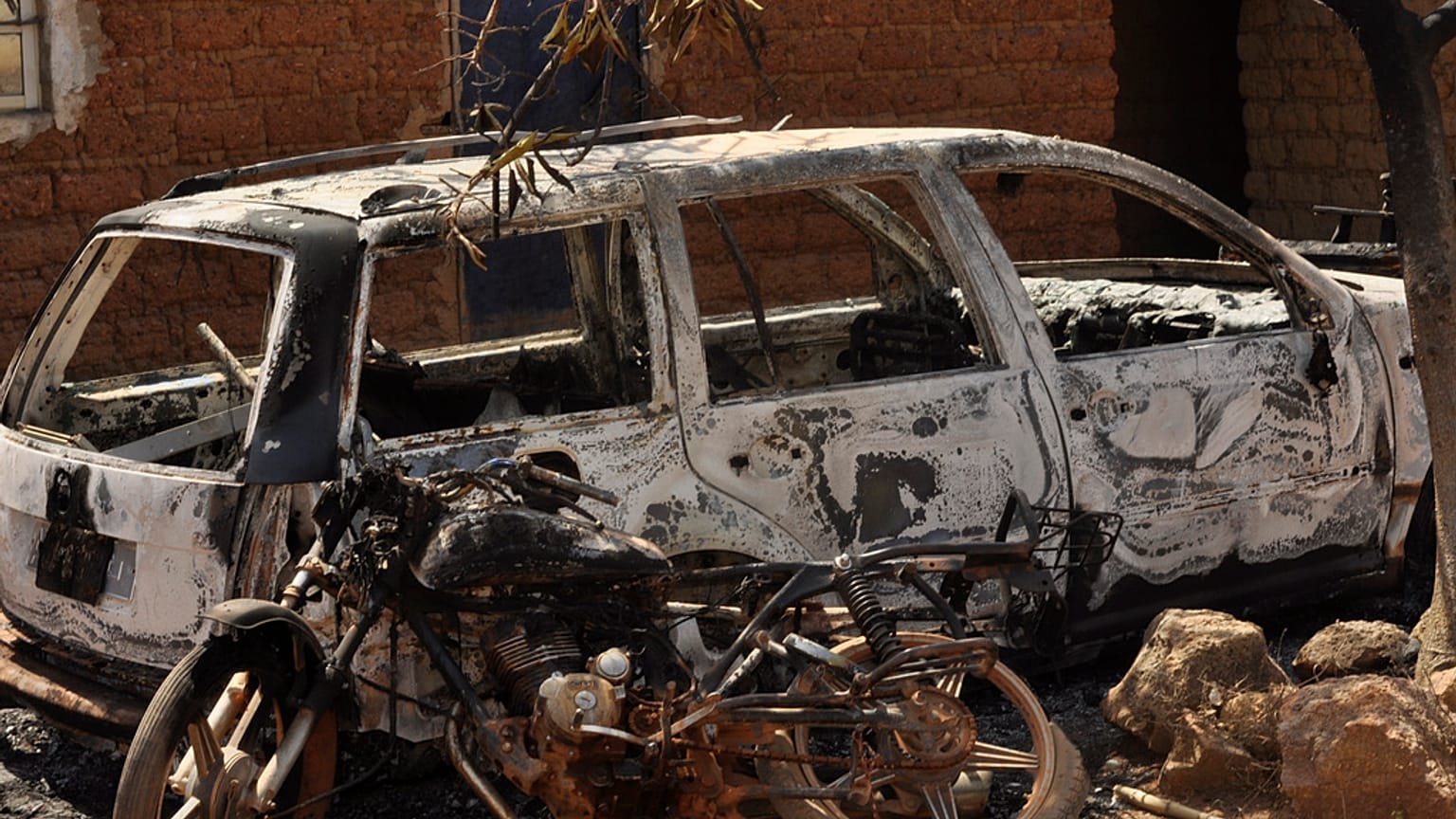 Ein ausgebranntes Auto und ein Motorrad nach einem Angriff in Bokkos, Nord-Zentral-Nigeria, 26. Dezember 2023.