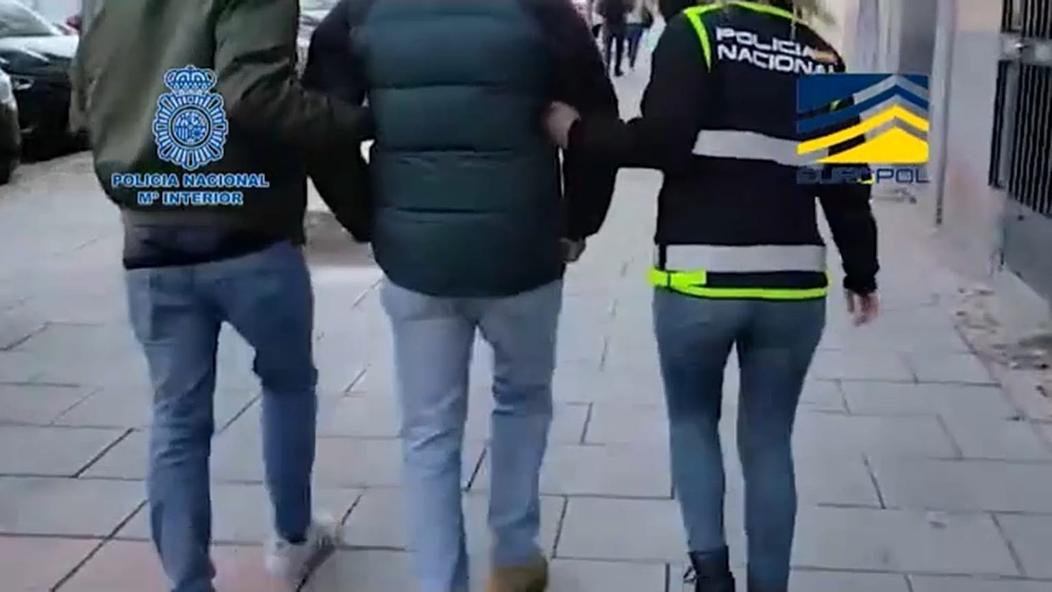 Egy a letartóztatott 9 embercsempész közül