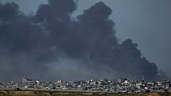 Columnas de humo sobre Gaza tras un bombardeo israelí el 26 de diciembre