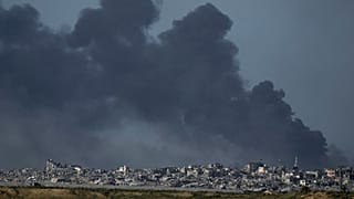 Columnas de humo sobre Gaza tras un bombardeo israelí el 26 de diciembre