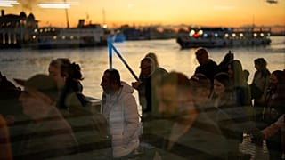 Kadıköy'de feribottan inen yolcular (arşiv)