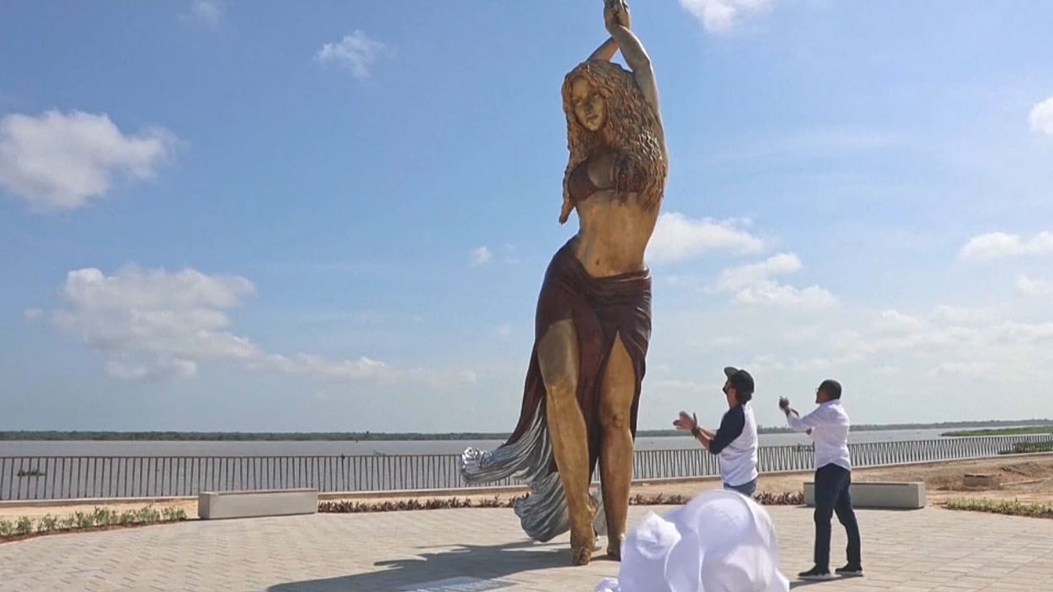 Desvelan la estatua de Shakira en Barranquilla, Colombia, el 26 de diciembre de 2023.