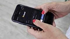 امرأة تنظر إلى تطبيق Grindr على هاتفها المحمول في بيروت، لبنان.
