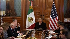 الرئيس المكسيكي أندريس مانويل لوبيز أوبرادور، في الوسط، يلتقي بوزير الخارجية الأمريكي أنتوني بلينكن،في القصر الوطني، في مكسيكو سيتي، الأربعاء 27 دجنبر 2023